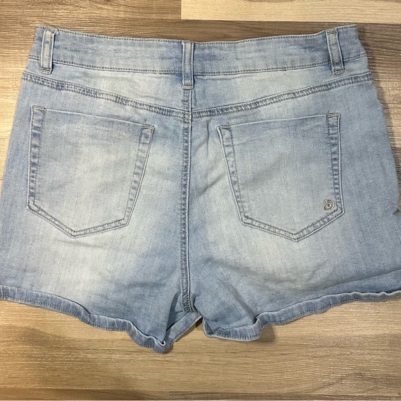 Shorts - Picture 2 of 5